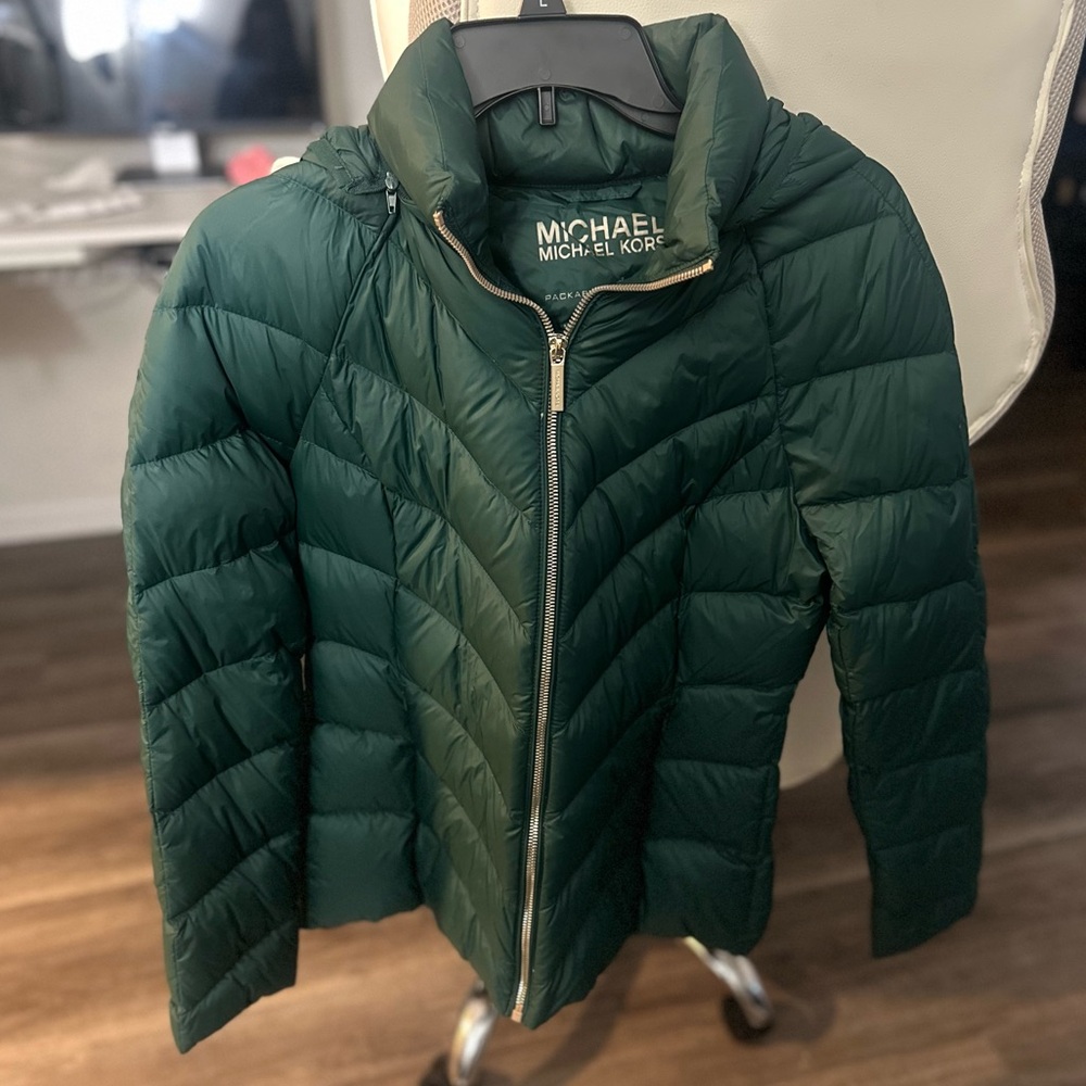 Micheal Kors Green Puffer Jacket in Small with detachable hood
